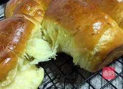 Illustration of how to make orange bread rolls 18