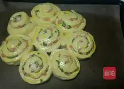 Illustration of how to make ham and chive flower-shaped bread 13