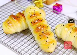 Illustration of how to make meat floss sausage bread 16