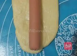 Illustration of how to make ham sausage flower bread 9