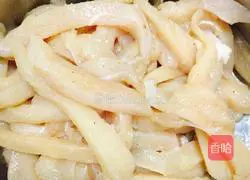 Illustration of how to make breaded chicken tenders 3