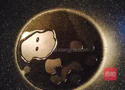 Illustration of how to stir-fry Xiangxi bacon with kale 5