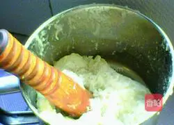 Illustration of how to make mashed potato hedgehog 3