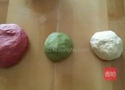 Illustration of how to make watermelon bread 9