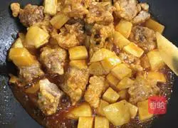 Illustration of how to make sweet and sour pork ribs and potatoes 11