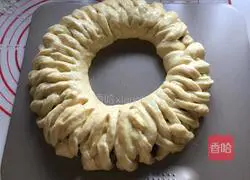 Illustration of how to make honey bean wreath bread 10