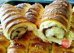 Caterpillar bean paste bread recipe 8