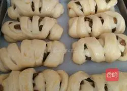 Illustration of how to make raisin bread rolls 9