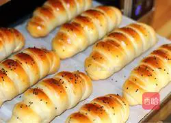 Illustration of how to make meat floss sausage bread 14