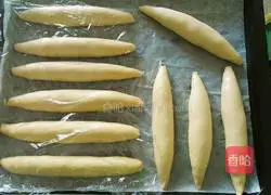 Illustration of how to make meat floss bread 13