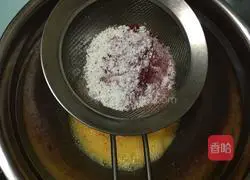 Illustration of how to make red yeast powder cream cake roll 4