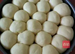 Illustration of how to make brushed golden buns 4