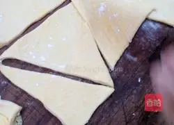 Illustration of how to make croissants 14