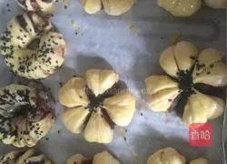 Illustration of how to make flower bean paste bread 12