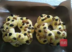 Illustration of how to make Christmas wreath bread 12