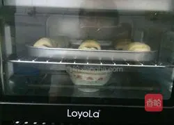 Illustration of how to make raisin bread rolls 6