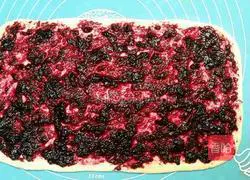 Illustration of how to make blueberry jam bread rolls 6