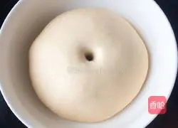 Illustration of how to make butter fruit bread rolls 6