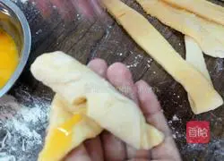 Illustration of how to make croissants 17