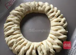 Illustration of how to make honey bean wreath bread 9