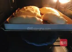 Illustration of how to make scallion, meat floss, ham and cheese bread 12