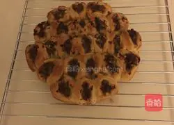 Black Illustration of how to make pepper pork and onion bread 12