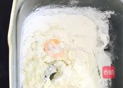 Illustration of how to make salad meat floss rolls 1