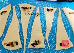 Illustration of how to make butter bean croissants 5