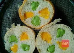 Illustration of how to make colorful bread slices 8