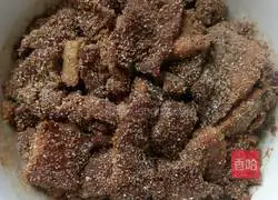 Zig Illustration of how to make steamed pork with rice flour 4