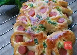 Illustration of how to make ham sausage flower bread 15