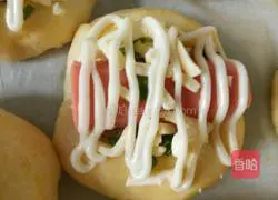 Illustration of how to make scallion cheese and ham bread 12