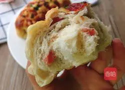 Illustration of how to make scallion, meat floss, ham and cheese bread 19