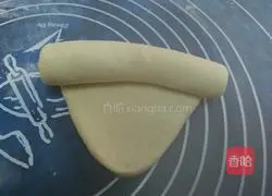 Illustration of how to make Christmas wreath bread 6