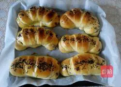 Illustration of making caterpillar meat floss bread 17