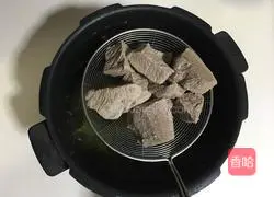 Illustration of how to stir-fry pork floss in a bread machine 6