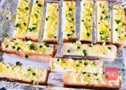 A few simple steps to make garlic bread sticks that are comparable to those in a bakery.Illustration 5