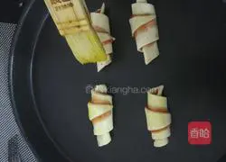 Illustration of how to make crispy strawberry croissants 5