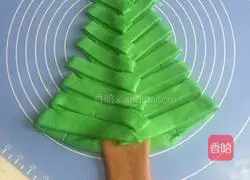 Illustration of how to make Christmas tree bread 9 