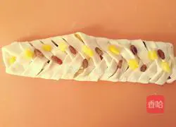 Illustration of how to make raisin and pineapple bread 5