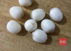 Illustration of how to make fried lotus seeds and eggs with bread crumbs 2