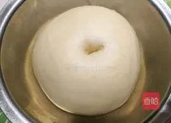 Illustration of how to make scallion, cheese, meat floss and ham bread 2