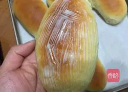 Illustration of how to make meat floss bread 18