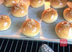 Illustration of how to make bean paste buns 16