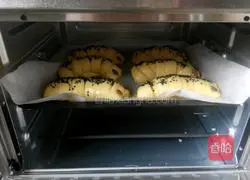 Illustration of making caterpillar meat floss bread 16