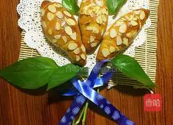 Illustration of making rose ham sausage bread 13