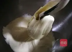 Illustration of how to make Danish crispy bread rolls 4