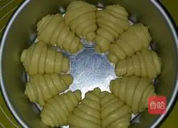 Illustration of how to make bread with good luck rolling in 9