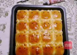 Illustration of how to make a bear squeeze bread 8