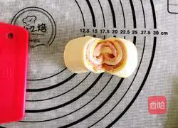 Illustration of how to make cheese and bacon rolls 7